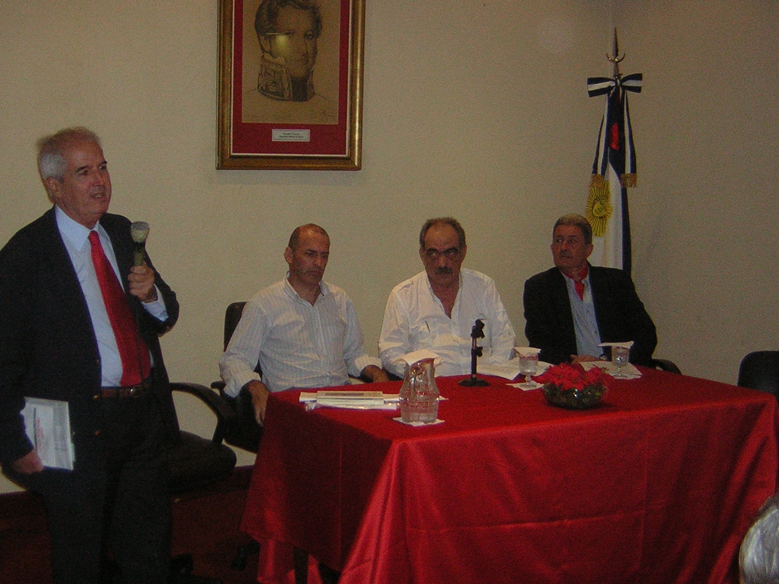 El Dr. Gelly Cantilo presentando a los oradores y al autor, Leonardo Castagnino